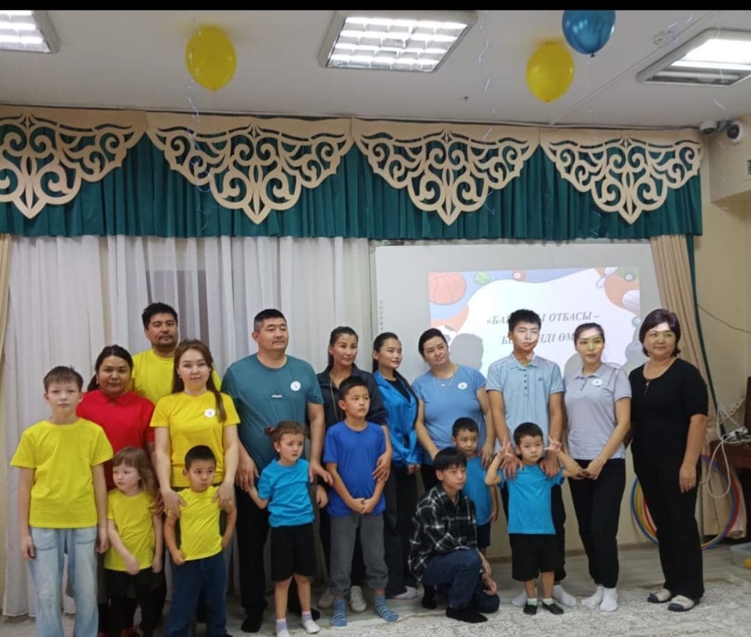 Эстафета: "Бақытты отбасы-белсенді өмір" ересек "Маржан,Қарлығаш" топтар ата-аналармен