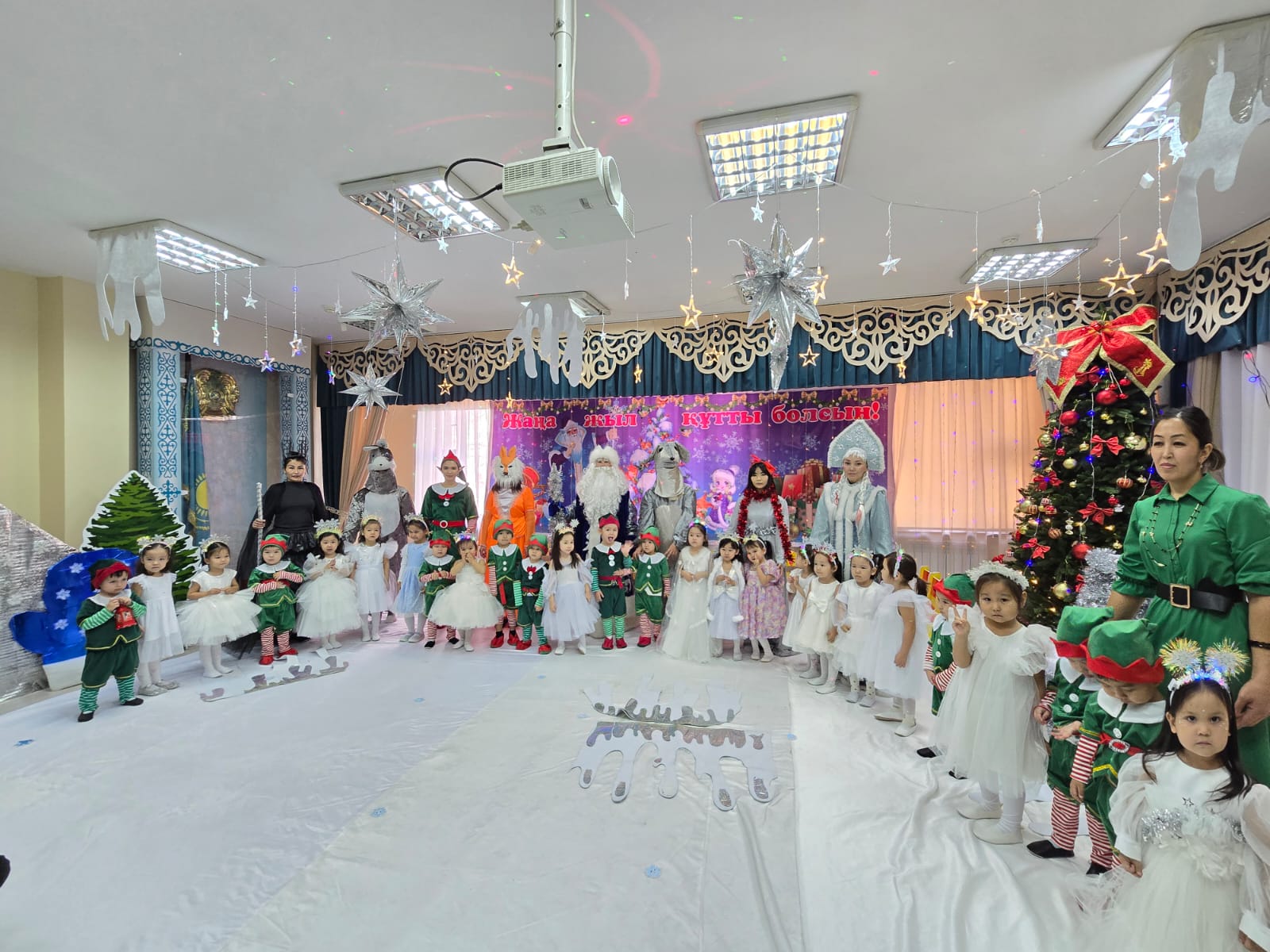 Ертеңгілік: "Қарқызы мен ергежейлілер" ертегісі желісі бойынша ортаңғы "Барыс" тобы тәрбиеші Бекбосынова А.Қ.