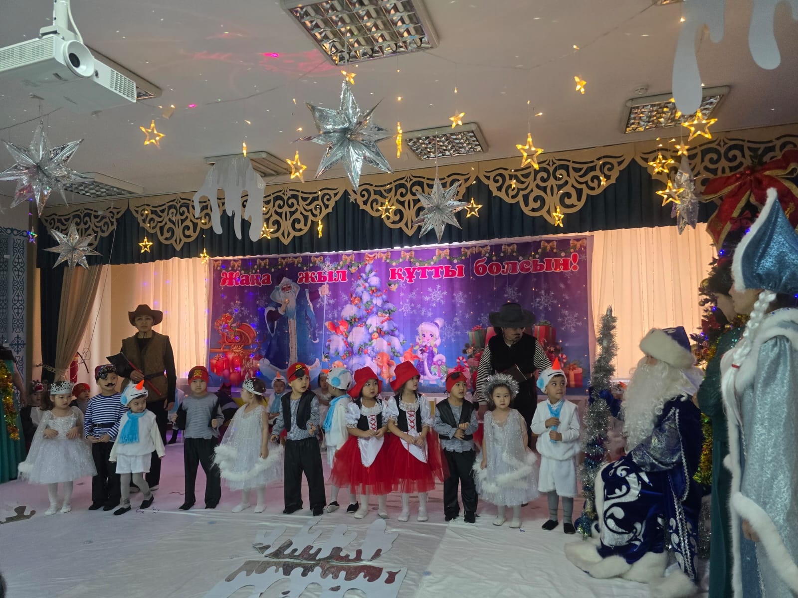 Ертеңгілік; "Қызыл телпек"ертегісі желісімен ересек "Маржан" тобы тәрбиеші Смагулова Р.А.